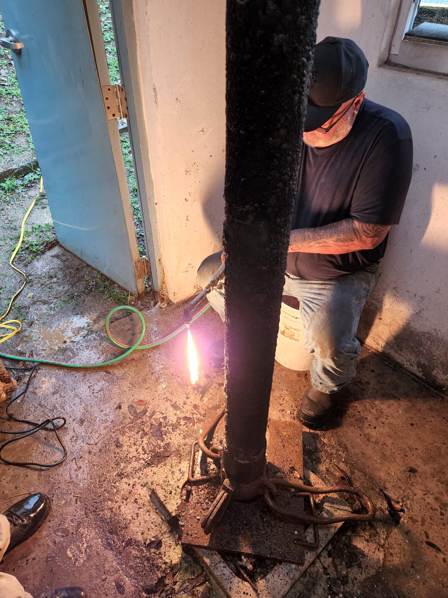 [Imagen de un técnico realizando mantenimiento a una bomba de agua]